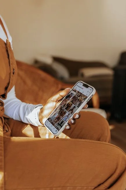 Vue rapprochée d’un ordinateur portable beige avec un autocollant de sensibilisation, mettant en avant la pleine conscience et l’organisation numérique.