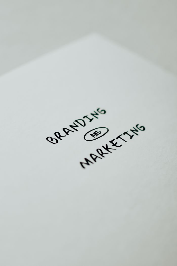 about-us-01 Une conception minimaliste mettant en valeur un texte de branding et de marketing pour des visuels de stratégie d’entreprise.